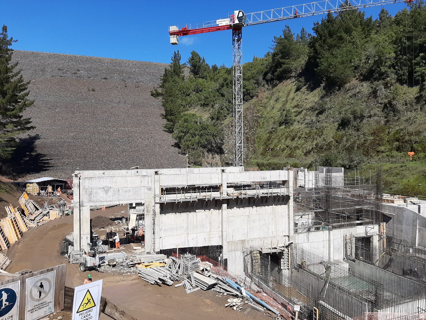 Construcción de casa de máquinas de central hidroeléctrica Embalse Digua con grúa torre